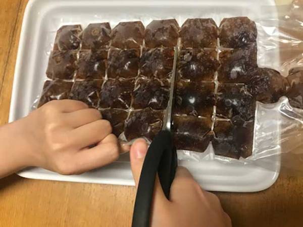 暑い日に！　ダイソーの『アイスバッグ』でキンキンに冷えたドリンクを作ろう