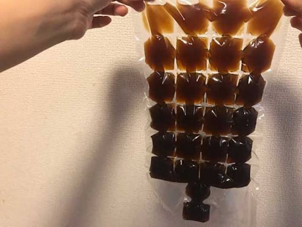 暑い日に！　ダイソーの『アイスバッグ』でキンキンに冷えたドリンクを作ろう