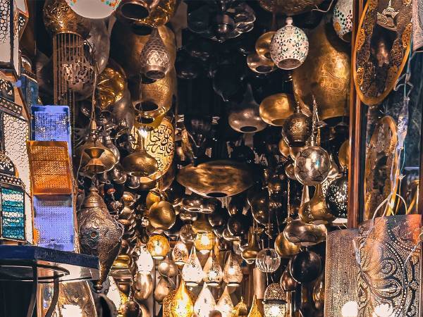 不思議な雰囲気の店を見つけた夫婦　足を止めたのは自分たちだけではなく…？