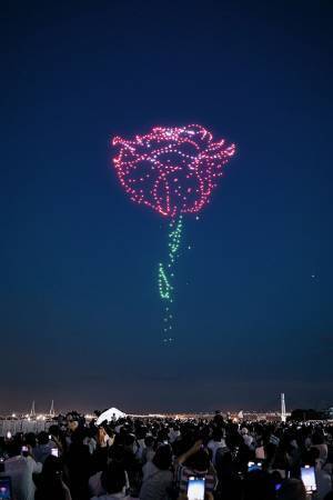 「すごくきれい！」「頑張ったなぁ」　横浜上空に現れた『光るバラ』に感動の声