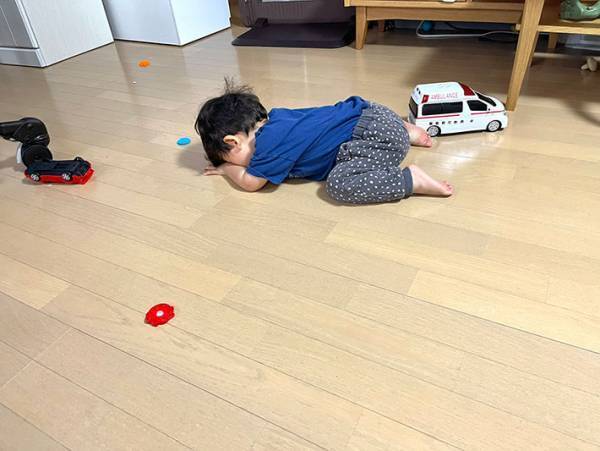 １歳息子のかくれんぼ　親が見た光景が『子育てあるある』で反響！