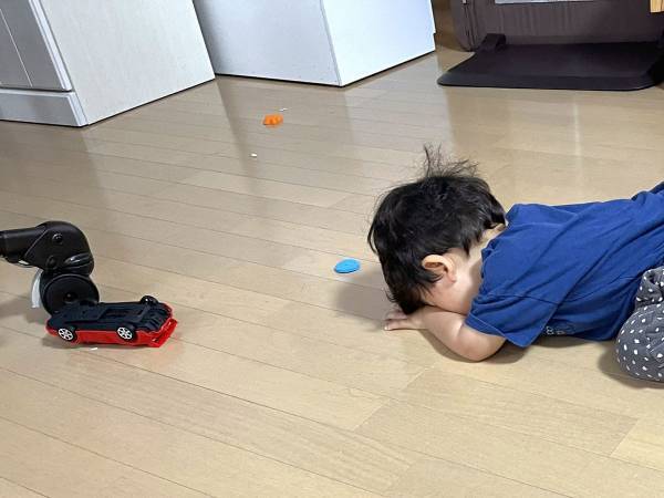 １歳息子のかくれんぼ　親が見た光景が『子育てあるある』で反響！
