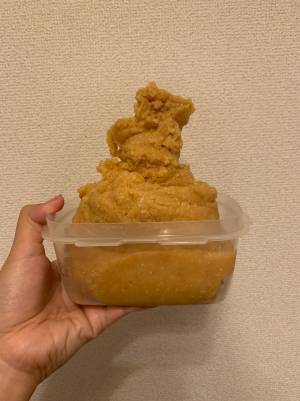 味噌をタッパーに移そうとした光景に「ハラハラする」「吹いた」