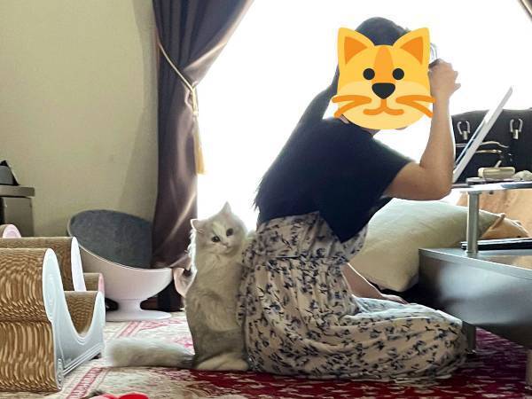 外出の準備を進める女性　１５万件『いいね』が集まったワケに、頬が緩む