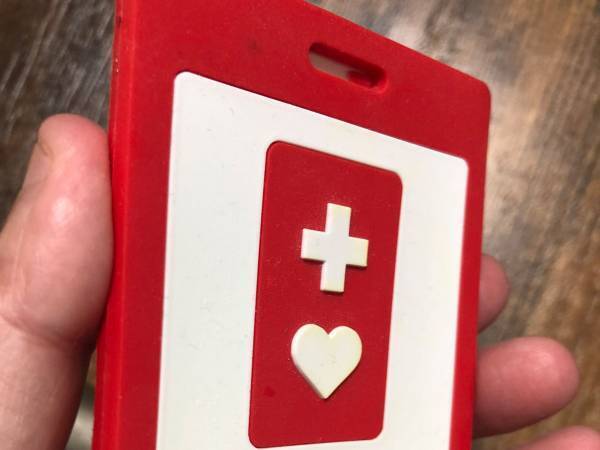 子供にヘルプマークを奪われそうになった女性　母親の発した言葉に「怖すぎる」「ゾッとした」