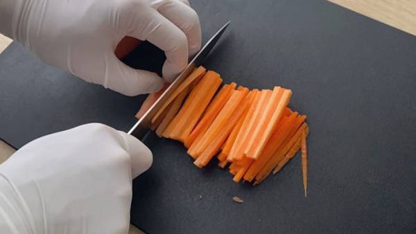 『ニンジンの細切り』を簡単に行う方法が話題に　「上に重ねる必要はないのか…」