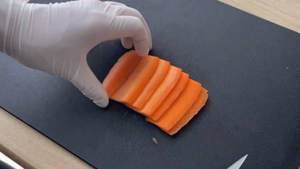 『ニンジンの細切り』を簡単に行う方法が話題に　「上に重ねる必要はないのか…」