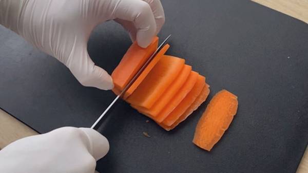 『ニンジンの細切り』を簡単に行う方法が話題に　「上に重ねる必要はないのか…」