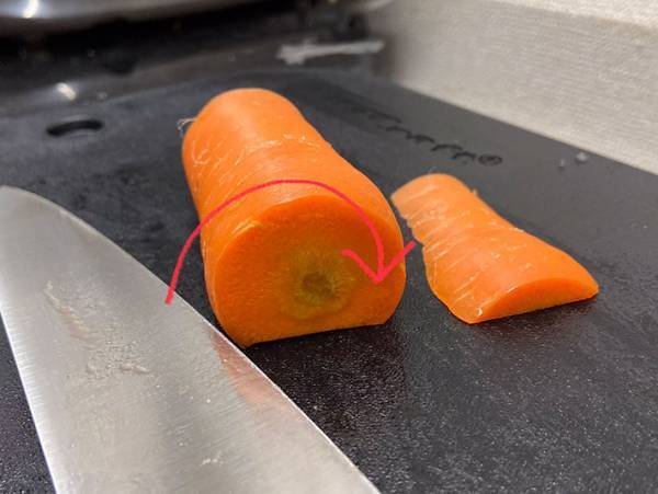 『ニンジンの細切り』を簡単に行う方法が話題に　「上に重ねる必要はないのか…」