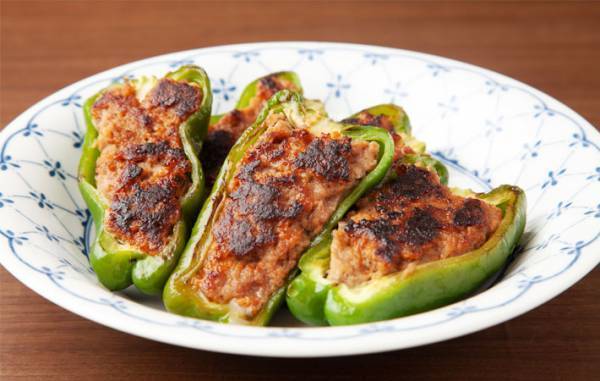 「食ってみな、飛ぶぞ！！」　ピーマンを焼かない『生ピーマンの肉詰め』がよさそう！