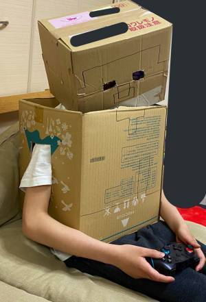 ゲームをしていた息子の姿に「反省中？」「声出して笑った」