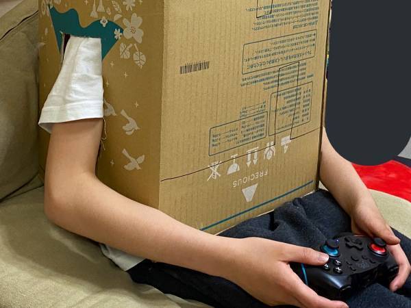 ゲームをしていた息子の姿に「反省中？」「声出して笑った」