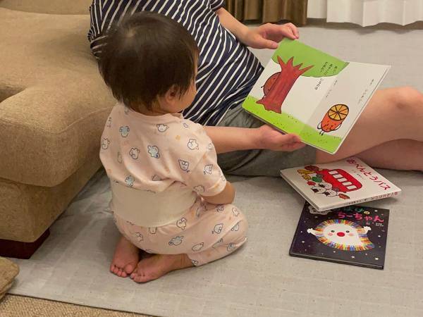 赤ちゃんの『スタイル』が？　絵本読み聞かせ中の姿に２０万人がキュン