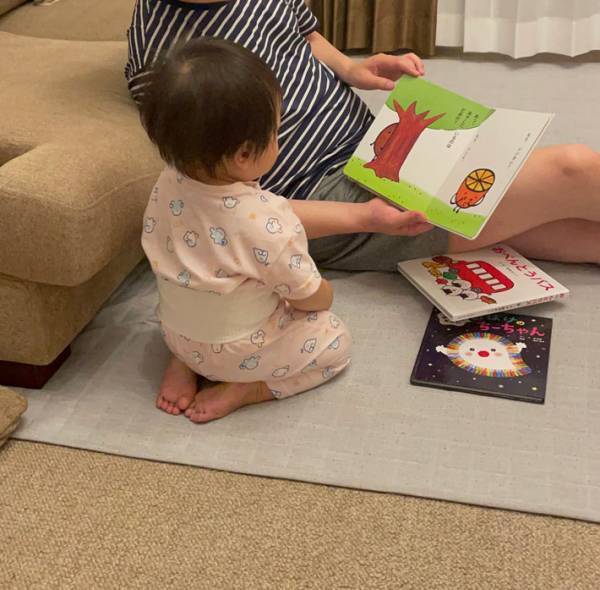 赤ちゃんの『スタイル』が？　絵本読み聞かせ中の姿に２０万人がキュン