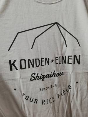 一見するとおしゃれなTシャツに「学校で習った」「センスある」