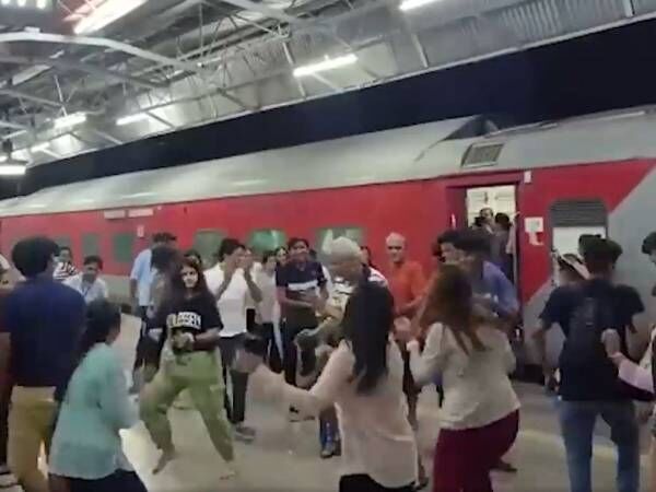 まるでインド映画 駅で電車が定刻より早く到着 すると乗客が 22年6月8日 ウーマンエキサイト 1 2