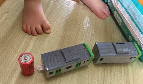 電池が入らないプラレール、それならば…？　２歳児の発想に驚きの声！