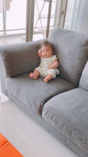 トレーニングに励む父　それを見守る、０歳の娘に爆笑「貫禄がある」「鬼コーチか？」