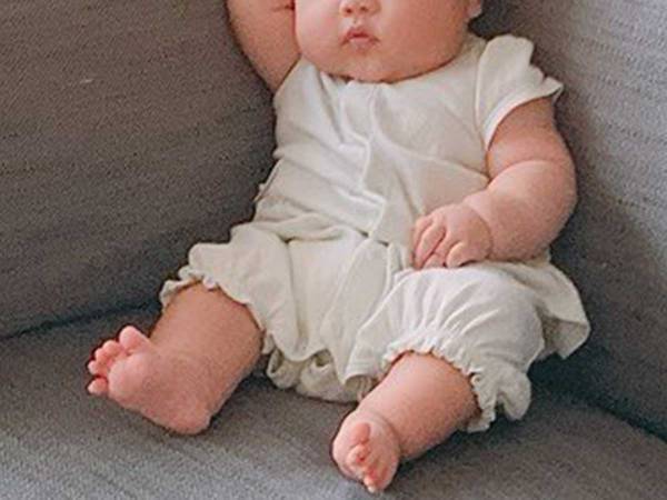 トレーニングに励む父　それを見守る、０歳の娘に爆笑「貫禄がある」「鬼コーチか？」