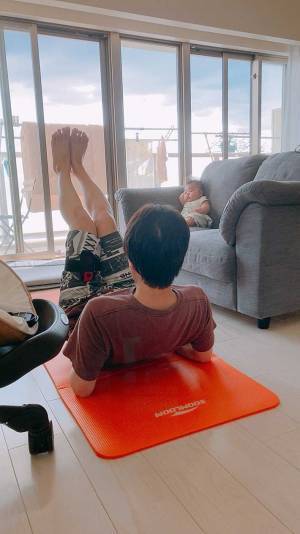 トレーニングに励む父　それを見守る、０歳の娘に爆笑「貫禄がある」「鬼コーチか？」