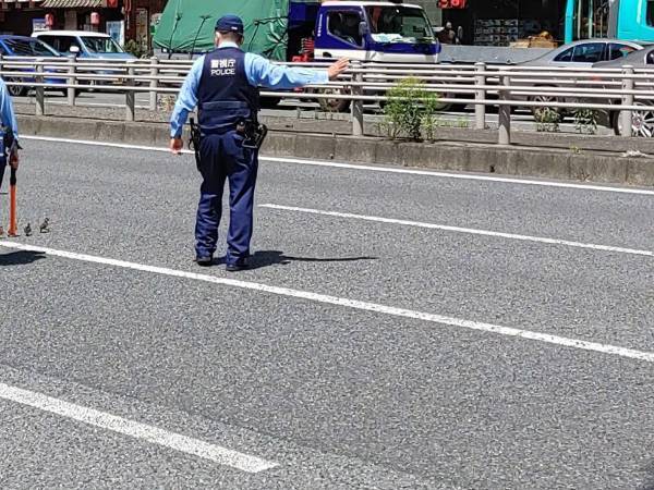 車道に立ち、車を止める３人の警察官　その理由に「泣けてくる」「和む」