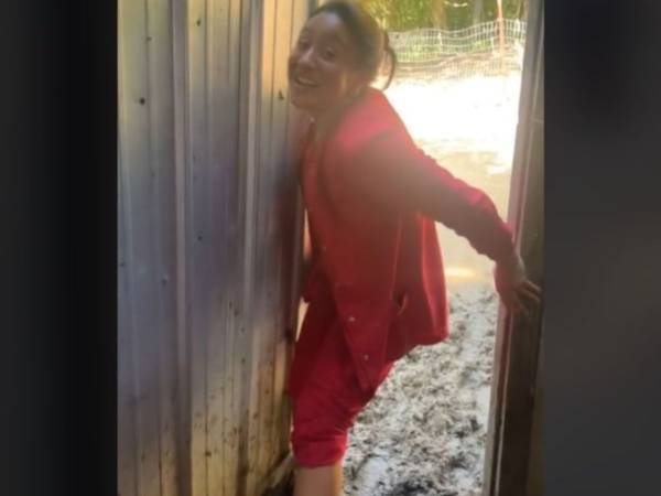 農場にやってきた都会の女性　後ろをよく見ると…？　「吹き出した！」