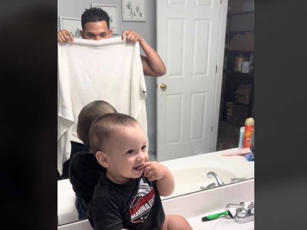 顔の下半分を隠したパパ　『ヒゲを剃った顔』を初めて赤ちゃんにお披露目すると…