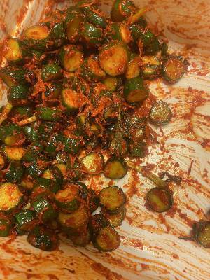 キュウリを切ってたら『キムチになるのを楽しみにしてるやつ』が！　写真に「吹いた」「最高の１枚」