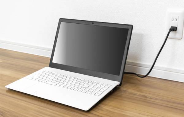 「パソコン使用中はヤバイ！」　カミナリの時、コンセントを抜いたほうがいい『理由』