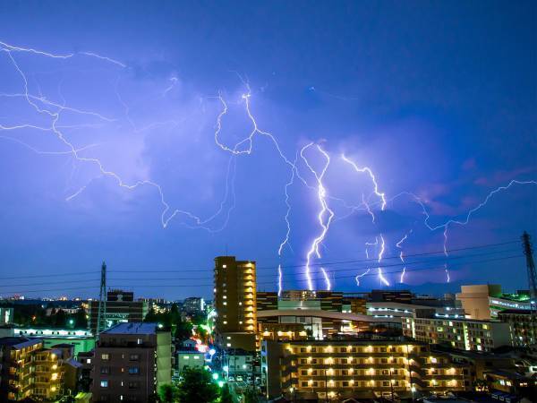 「パソコン使用中はヤバイ！」　カミナリの時、コンセントを抜いたほうがいい『理由』