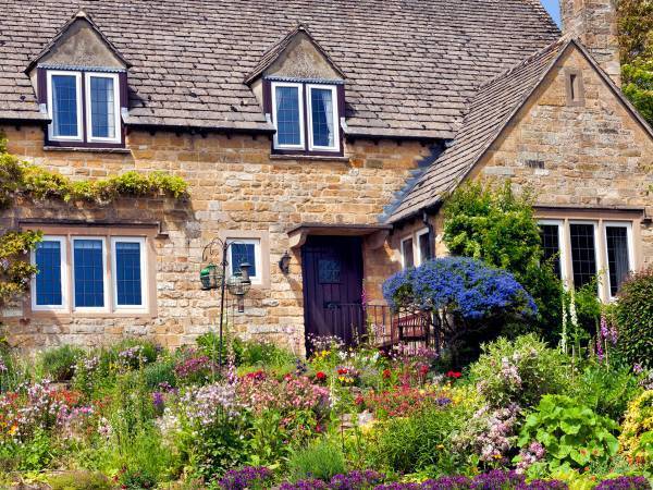 「おたくの庭で異臭がする。どうにかして」を英国流にいい換えると？　「さすが紳士の国」「笑った」