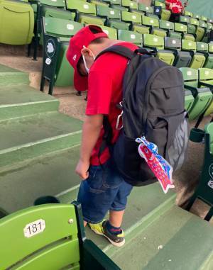 カープ推しの小学生男子　試合終了後の姿に、全ファンが泣いた　「気持ち分かる」「抱きしめたい」