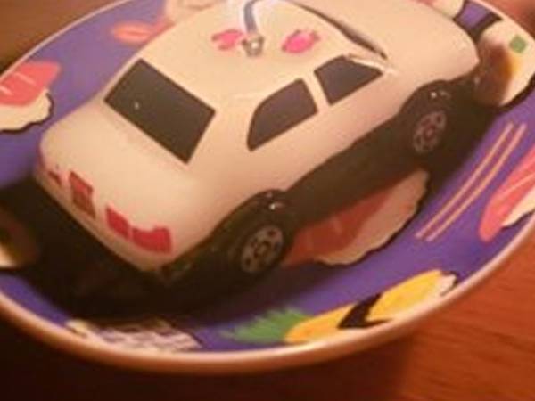 誕生日で先にケーキを食べきった双子　人生初の『ロウソク』が物騒に！