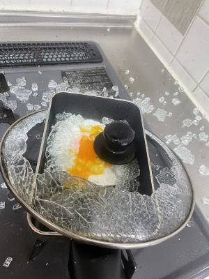 料理中の大惨事に「どうしてこうなった」「吹いた」　目玉焼きを作っていたはずが！？
