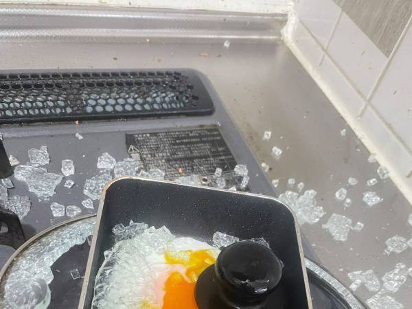 料理中の大惨事に「どうしてこうなった」「吹いた」　目玉焼きを作っていたはずが！？