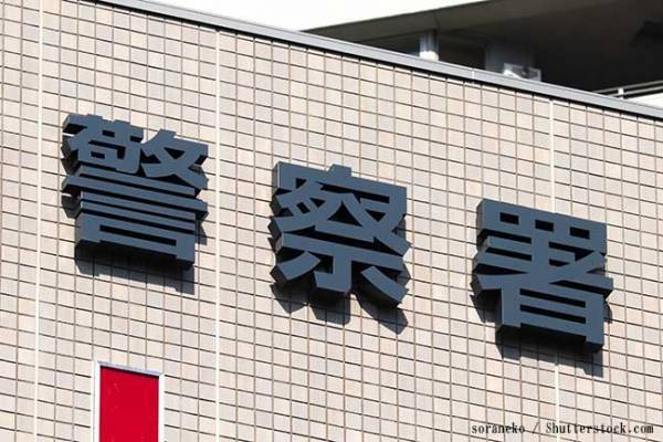 散歩中、用水路をのぞき込む愛犬　そこには、ずぶ濡れのチワワが…