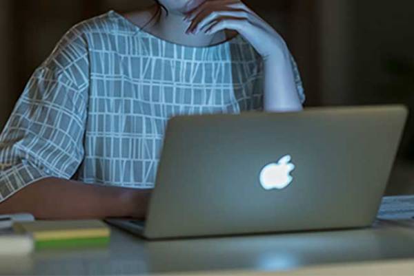 散歩中、用水路をのぞき込む愛犬　そこには、ずぶ濡れのチワワが…