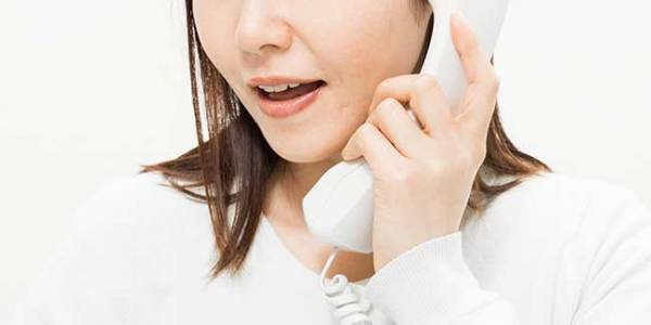 散歩中、用水路をのぞき込む愛犬　そこには、ずぶ濡れのチワワが…