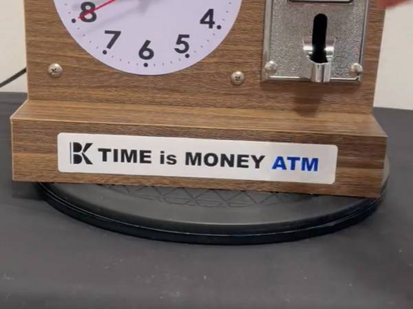 時計に、５００円を入れてみると…　展開に「人間離れした神業だ」