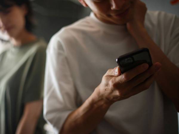 「なおって誰？」　不倫LINEを問い詰められた夫　返答に、ツッコミが止まらない　「吹いた」「最高に最低」