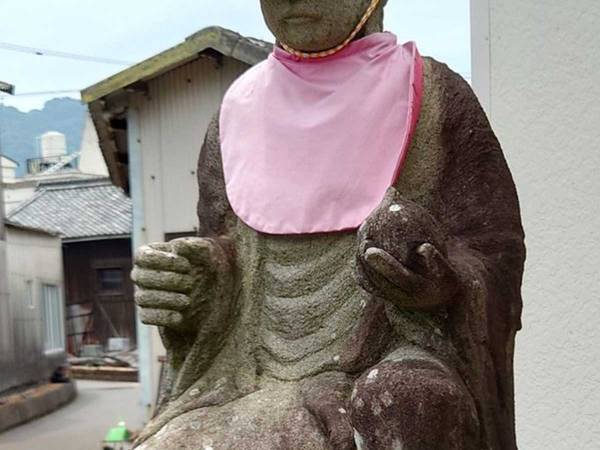 地蔵の姿にクスッ！　心優しい人が、かぶせた帽子が…？