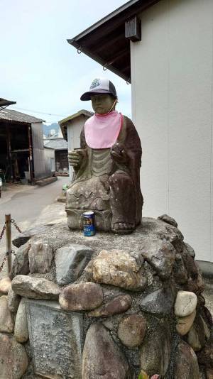 地蔵の姿にクスッ！　心優しい人が、かぶせた帽子が…？