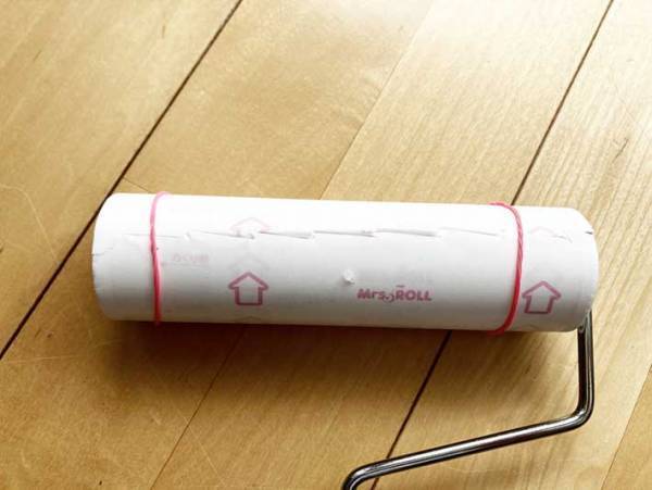 粘着クリーナーがべたっと床に貼り付く！　そんなイライラを解消する裏技とは？