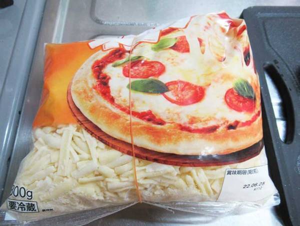 小分け不要で、味も食感も変わらない！　ピザ用チーズに○○を入れて冷凍するとパラパラに