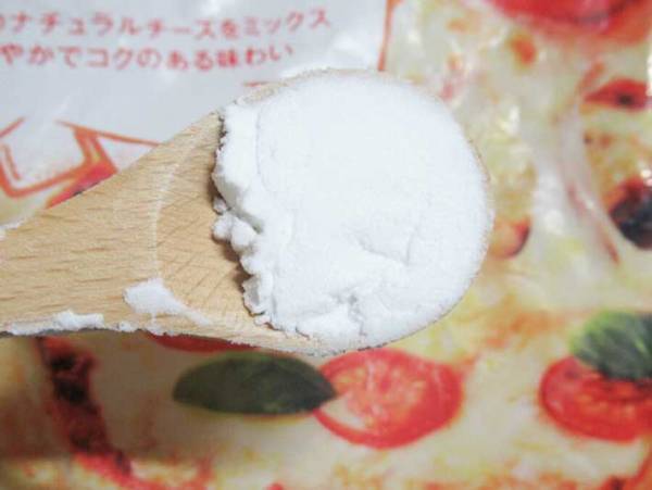 小分け不要で、味も食感も変わらない！　ピザ用チーズに○○を入れて冷凍するとパラパラに