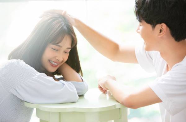 飼い主の髪の毛を甘噛みした猫　イチャイチャタイムかと思いきや？　「コレは予想外」「笑った」