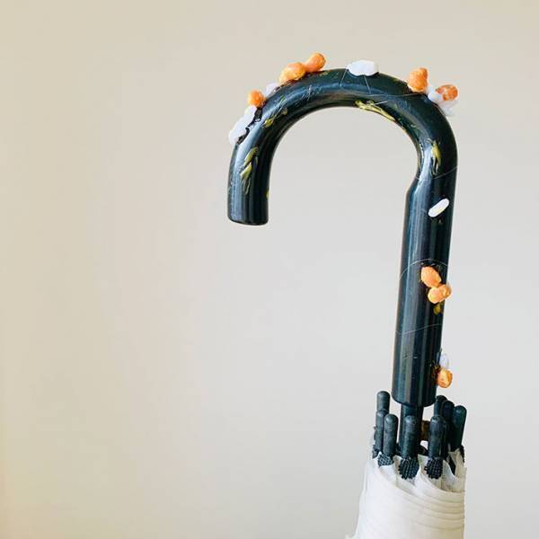 「絶対に持っていかれない傘」　盗まれる定番、ビニール傘の『持ち手』にギョッ！