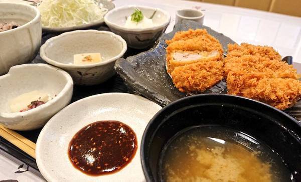 店員がミス！　汁物がかかった客の反応に「まさに神客」「優しさに感動」