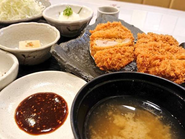 店員がミス！　汁物がかかった客の反応に「まさに神客」「優しさに感動」