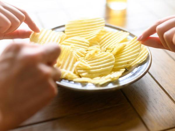 ポテチなど８５品が２割ほど値上げ　カルビーの発表に「これからも買う」